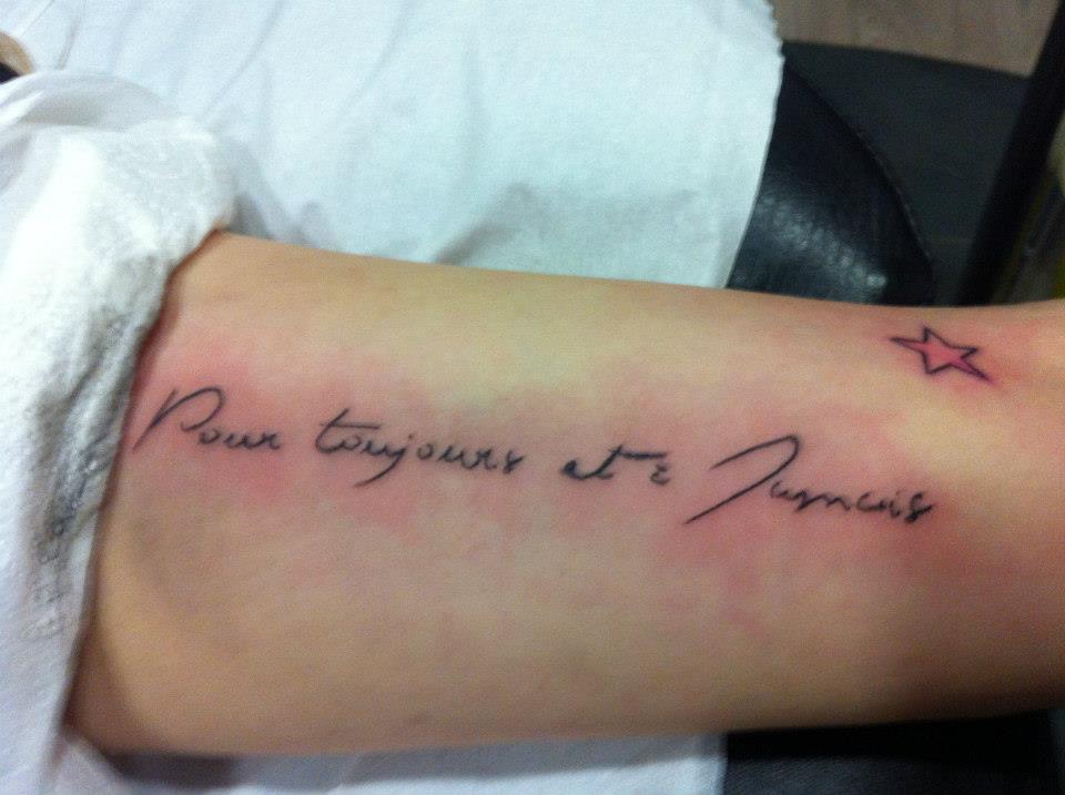 tatouage phrase francaise poignet