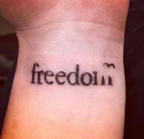 tatouage phrase francaise poignet
