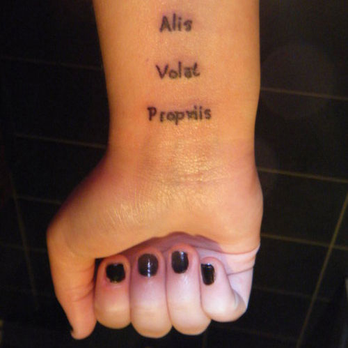 tatouage phrase latin
