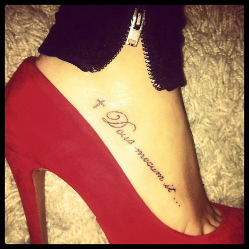 tatouage phrase pied femme