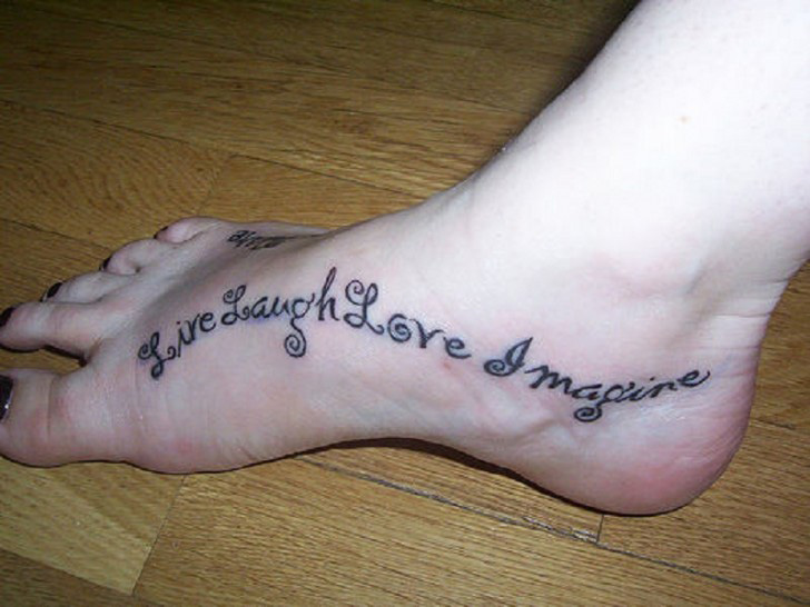 tatouage phrase pied femme