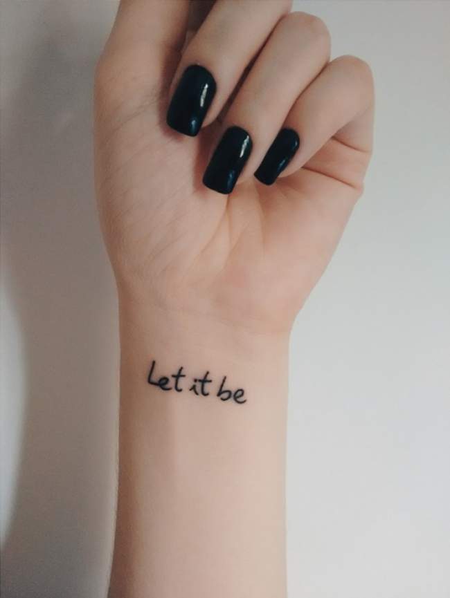 tatouage phrase poignet