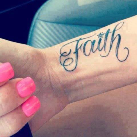 tatouage phrases poignet