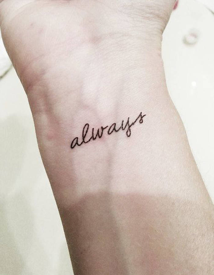 tatouage phrases poignet