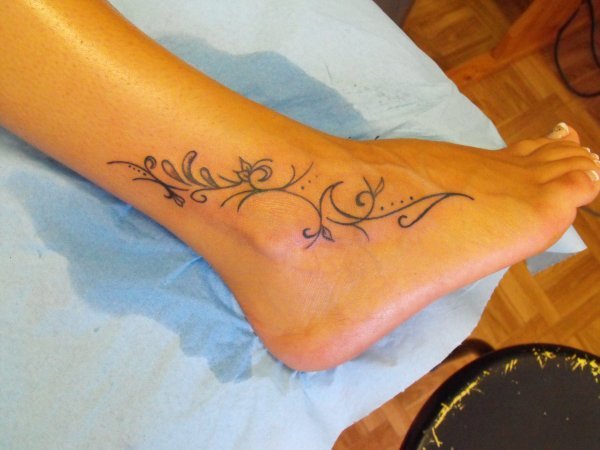 tatouage pied cheville arabesque
