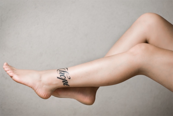 tatouage pied cheville ecriture