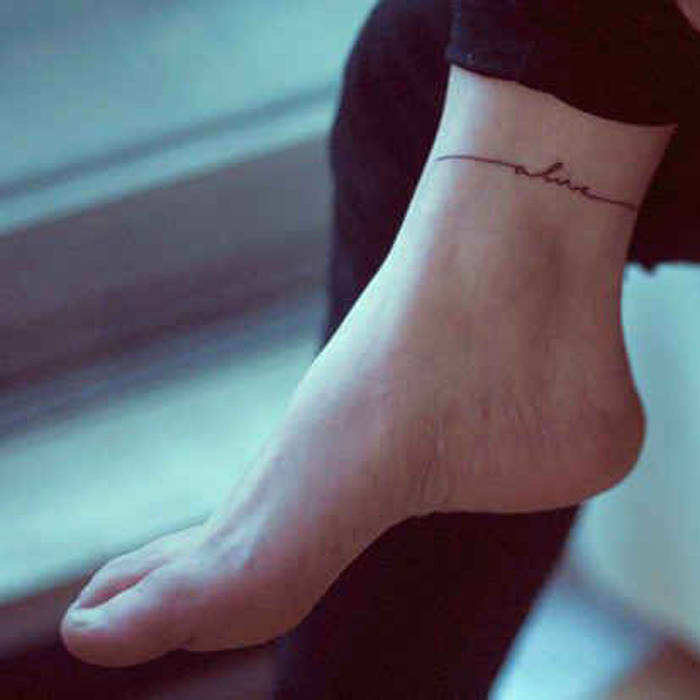tatouage pied cheville ecriture