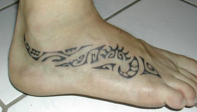 tatouage pied cheville tribal