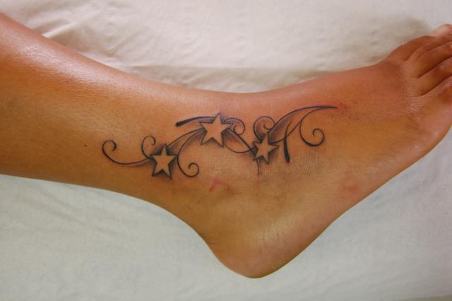 tatouage pied femme arabesque