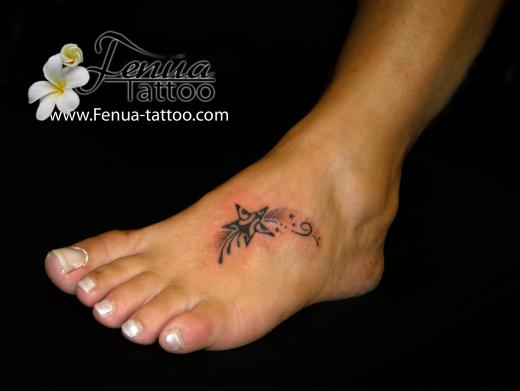 tatouage pied femme etoile