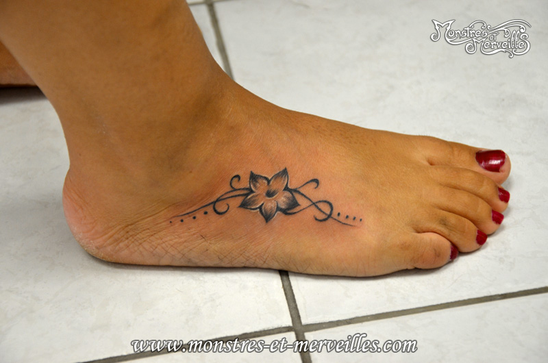 tatouage pied femme fleur