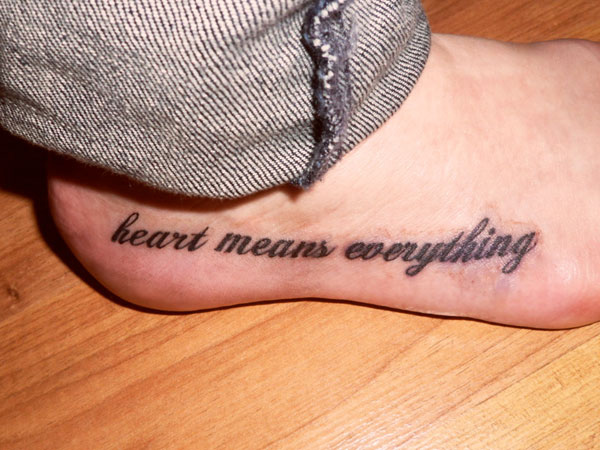 tatouage pied femme phrase