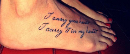 tatouage pied femme phrase