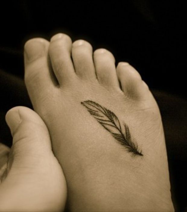tatouage pied femme plume