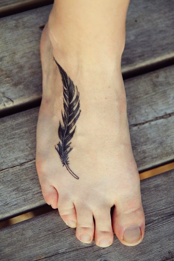 tatouage pied femme plume