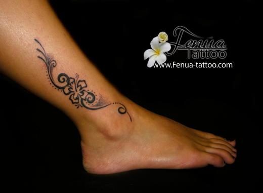 tatouage pied femme polynésien