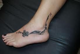 tatouage pied femme polynésien