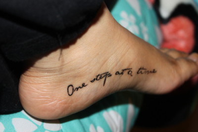 tatouage pied phrase