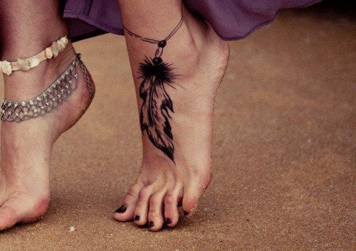 tatouage pied plume