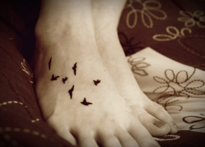 tatouage pieds noirs