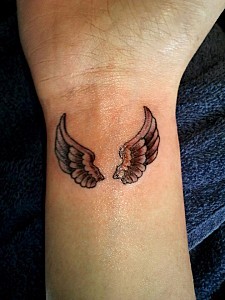 Tatouage poignet aile d'ange