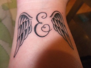 tatouage poignet aile d'ange