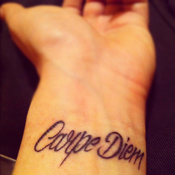Tatouage poignet femme carpe diem