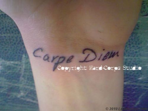 tatouage poignet femme carpe diem