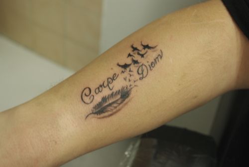 tatouage poignet femme carpe diem