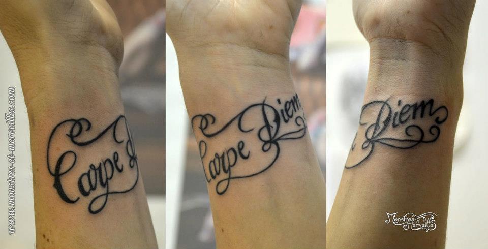tatouage poignet femme carpe diem