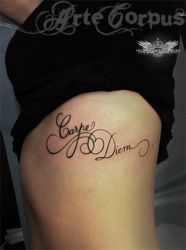 tatouage poignet femme carpe diem