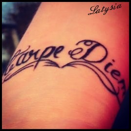 tatouage poignet femme carpe diem