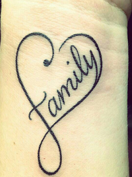 tatouage poignet femme coeur