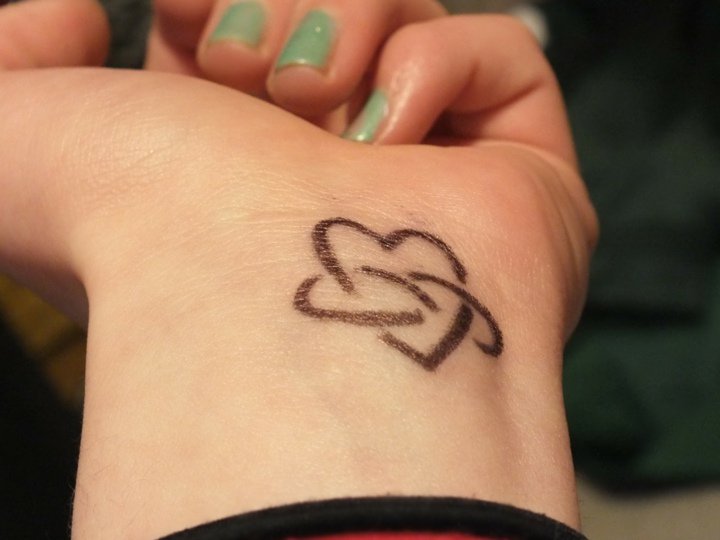 tatouage poignet femme discret