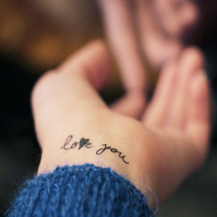 tatouage poignet femme discret