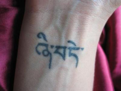 tatouage poignet femme écriture