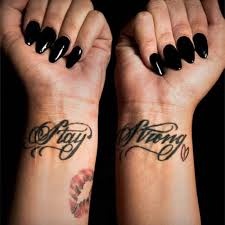tatouage poignet femme écriture