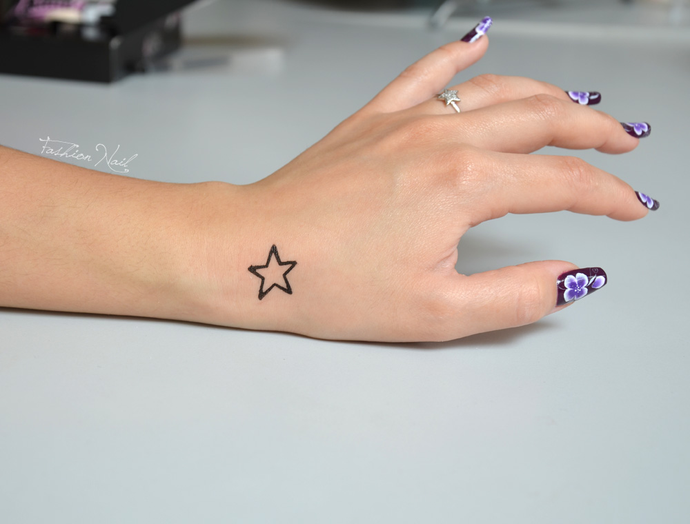tatouage poignet femme etoile