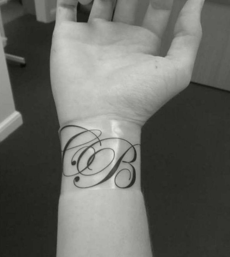 tatouage poignet femme lettre