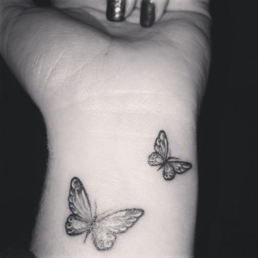 tatouage poignet femme papillon