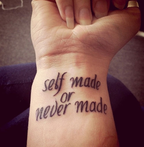 tatouage poignet femme phrase