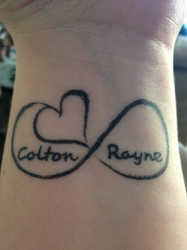 tatouage poignet femme prenom