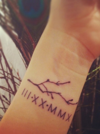tatouage poignet homme chiffre romain