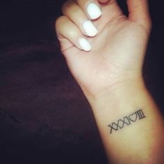 tatouage poignet homme chiffre romain