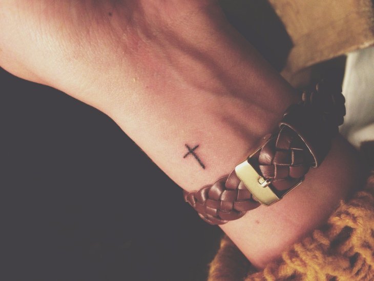 Tatouage poignet homme croix