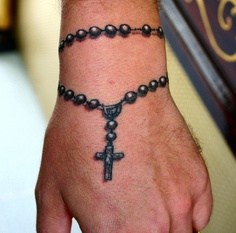 tatouage poignet homme croix