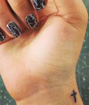 tatouage poignet homme croix