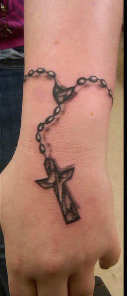 tatouage poignet homme croix