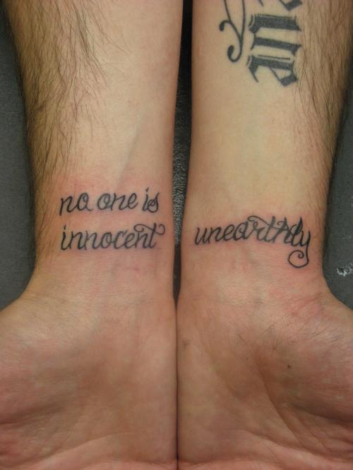 tatouage poignet homme ecriture