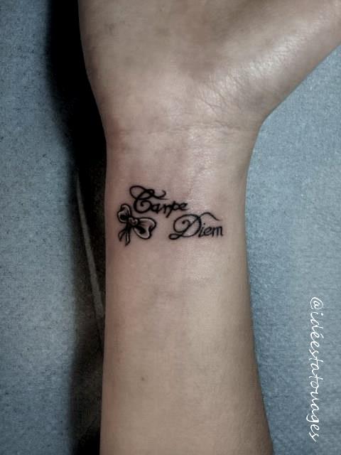 tatouage poignet homme ecriture